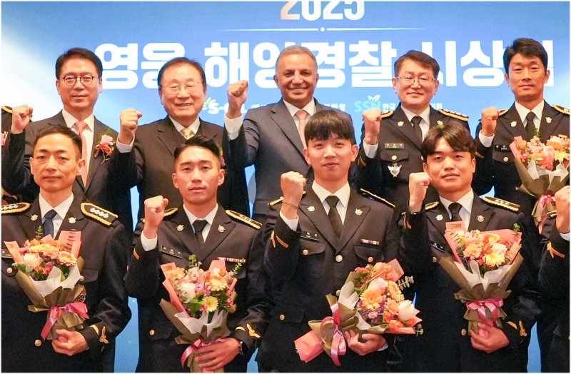 에쓰오일 안와르 알 히즈아지 CEO(뒷줄 왼쪽 세번째)가 9일 '2025년 영웅 해양경찰 시상식'을 마치고 수상자 및 행사 관계자들과 기념촬영을 하고 있다. 에쓰오일 제공