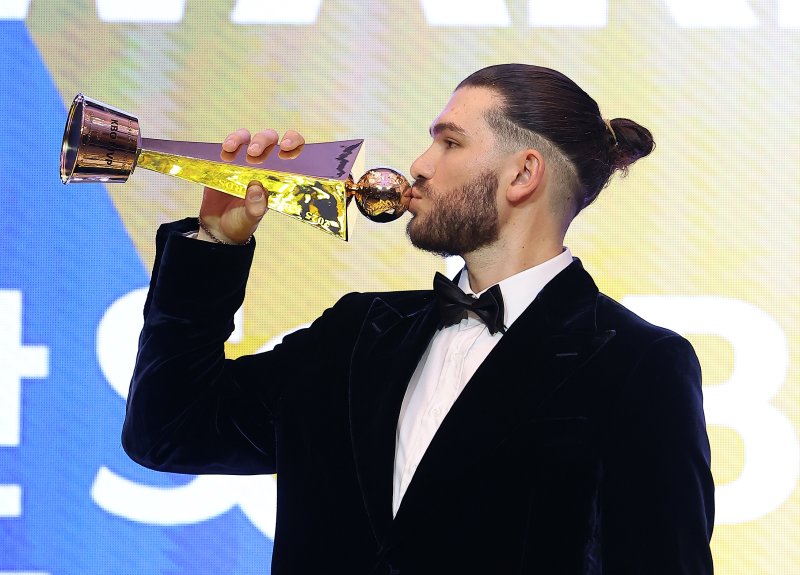 24일 오후 서울 송파구 잠실 롯데월드 호텔에서 열린 프로야구 '2025 신한 SOL 뱅크 KBO리그' 시상식에서 MVP를 수상한 한화 외국인 투수 폰세가 기념 촬영을 하고 있다. 2025.11.24/뉴스1 ⓒ News1 김진환 기자