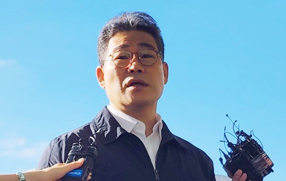 동부지검 마약 외압 수사 합수팀에 파견 지시를 받고 첫 출근한 백해룡 경정이 16일 서울 동부지검에서 취재진 질문에 답하고 있다. 2025.10.16/뉴스1 ⓒ News1 권진영 기자