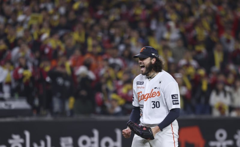 [대전=뉴시스] 김근수 기자 = 29일 대전 중구 한화생명볼파크에서 열린 2025 KBO 한국시리즈 3차전 LG 트윈스와 한화 이글스의 경기, 6회초 2사 주자 1,2루 상황에서 한화 선발 폰세가 LG 문보경을 삼진으로 잡아내고 포효하고 있다. 2025.10.29. ks@newsis.com