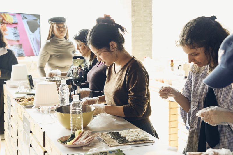 웰컴 올 이태원 테이스트 중 참가자들이 '한국 엄마와 함께하는 김밥말이 체험 워크숍'에 참여하고 있다. 마을호텔 제공