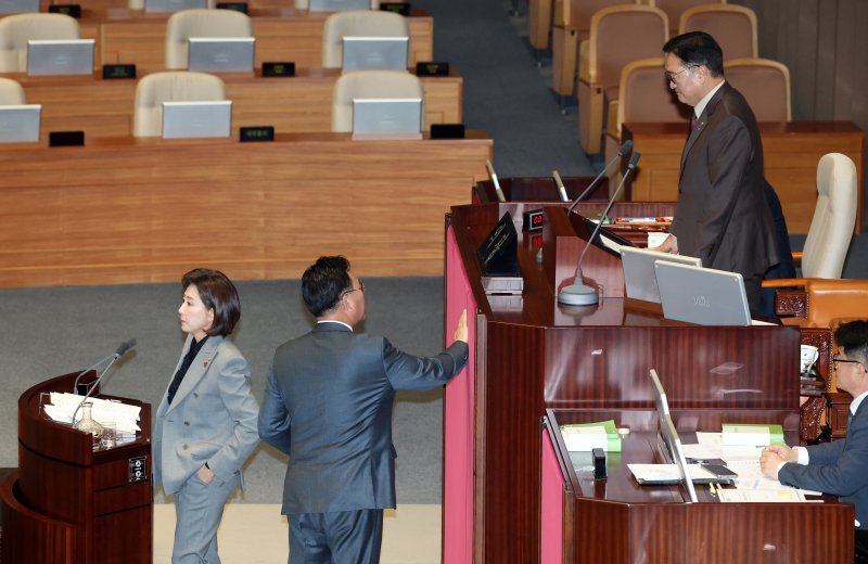 9일 서울 여의도 국회에서 열린 제429회국회(정기회) 제16차 본회의에서 나경원 국민의힘 의원이 가맹사업법 개정안에 대한 무제한토론(필리버스터)에 돌입한 가운데 우원식 국회의장에게 항의하다 등을 돌려 주머니에 손을 넣고 있다. 2025.12.9/뉴스1 ⓒ News1 이승배 기자