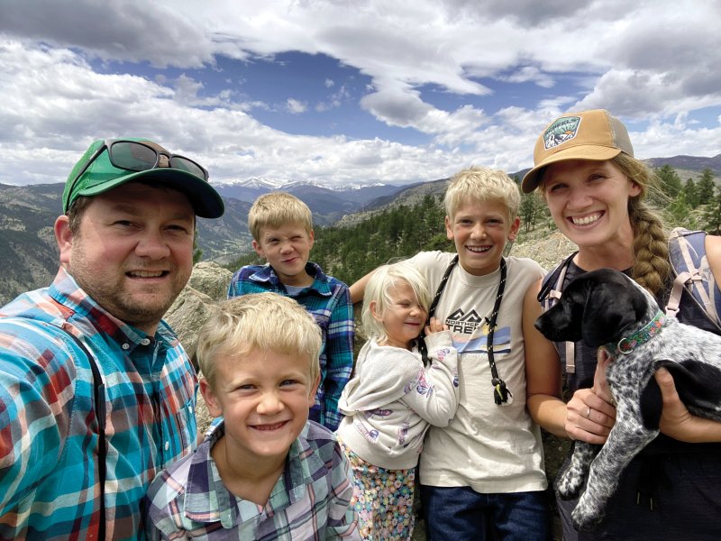 미국 콜로라도주 러브랜드에 사는 에린 라이넘(오른쪽 첫번째) 부부는 매년 12월 말이면 지난 한 해를 돌아보고 미래를 계획하는 시간을 갖는다. 지난 열 두 달 동안 '가장 감사해야 할 일'과 '잘 되지 않은 일'들을 적어보는 것이다. 새해에는 이 연말 저녁 식사 전통을 아이들과 함께 하기로 부부는 결정했다.