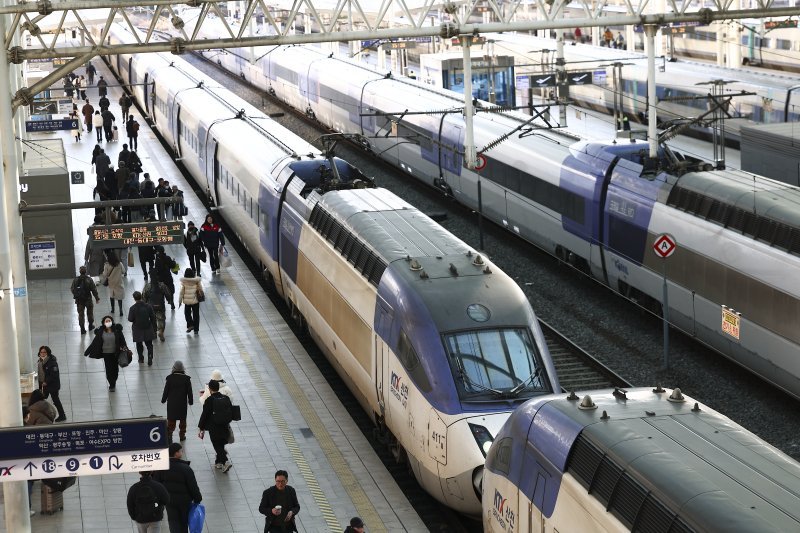 내년 중 KTX와 SRT를 하나로 합치는 방안이 추진된다. 2016년 SR 출범으로 시작된 철도 경쟁체제가 10년 만에 다시 독점 체제로 돌아가게 될 가능성이 커졌다./사진=뉴시스