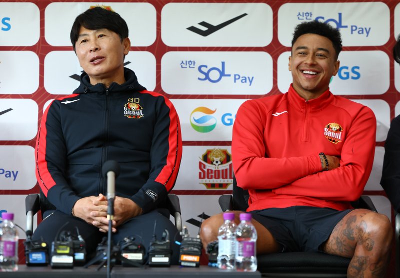 [구리=뉴시스] 황준선 기자 = 김기동(왼쪽) FC서울 감독이 지난해 10월30일 오후 경기 구리시 GS챔피언스파크에서 열린 FC서울 미디어데이 행사에서 발언하고 있다. 2024.10.30. hwang@newsis.com