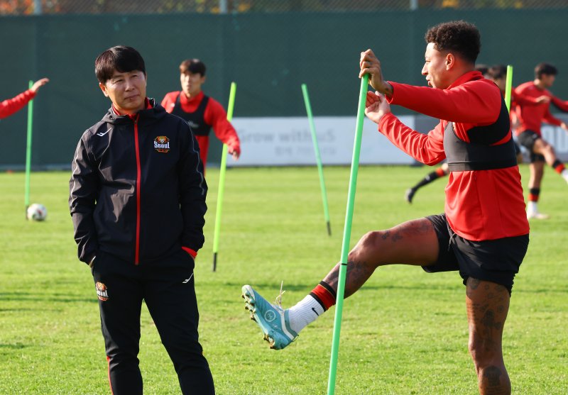 [구리=뉴시스] 황준선 기자 = 지난해 10월30일 오후 경기 구리시 GS챔피언스파크에서 열린 FC서울 미디어데이 행사에서 김기동(왼쪽) FC서울 감독이 린가드와 대화하고 있다. 2024.10.30. hwang@newsis.com