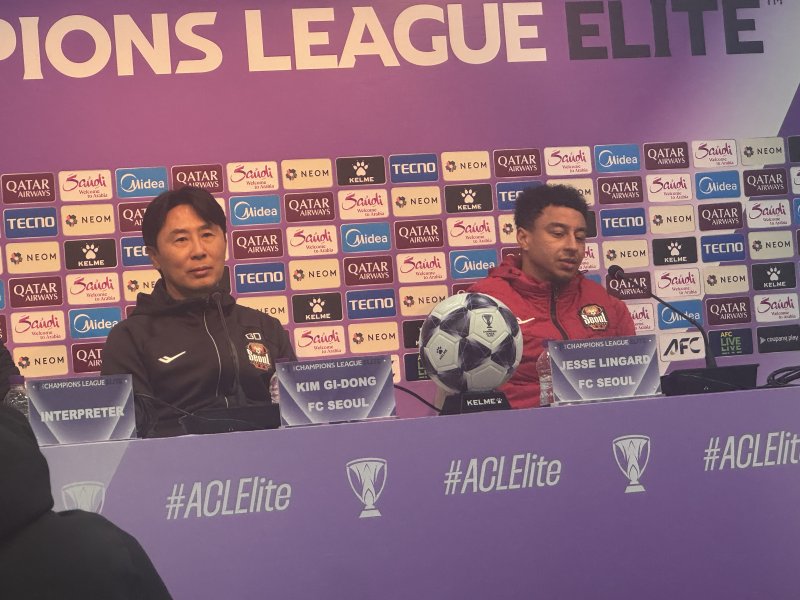 [서울=뉴시스] 김진엽 기자= 프로축구 K리그1 FC서울의 김기동 감독과 제시 린가드가 9일 오후 6시 서울월드컵경기장에서 열린 호주 프로축구 A리그 멜버른 시티와의 2025~2026시즌 아시아축구연맹(AFC) 챔피언스리그 엘리트(ACLE) 리그 스테이지 6차전 경기 전 기자회견에 자리해 질문에 답하고 있다. wlsduq123@newsis.com 2025.12.09.