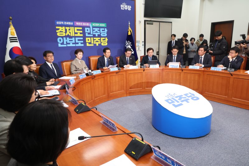 [서울=뉴시스] 조성봉 기자 = 정청래 더불어민주당 대표가 지난 8일 오전 서울 여의도 국회에서 열린 최고위원회의에서 발언을 하고 있다. 2025.12.08. suncho21@newsis.com