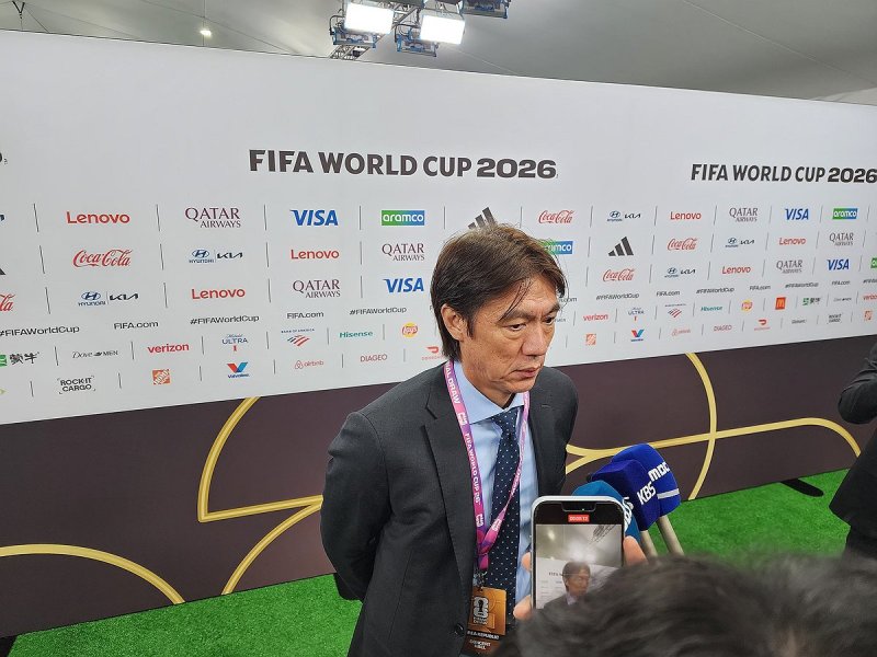 월드컵 조추첨식 끝나고 인터뷰하는 홍명보 축구대표팀 감독 (출처=연합뉴스)