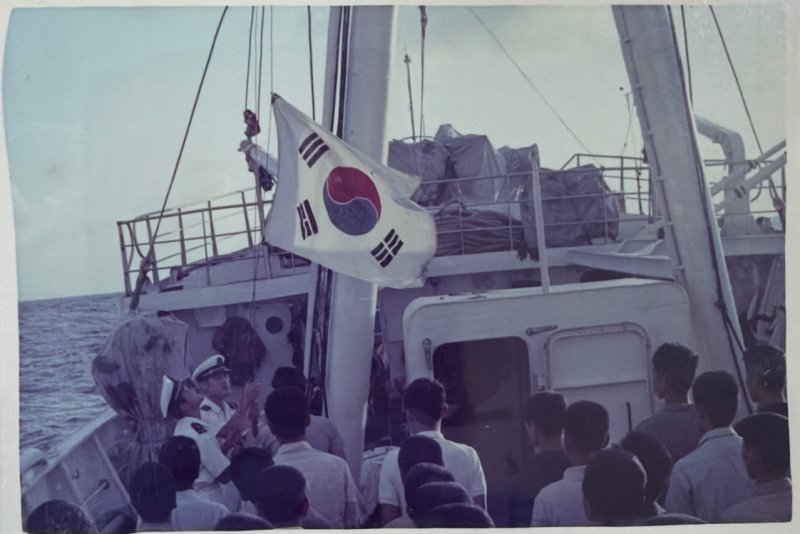 국립부경대학교가 희귀 역사자료로 공개한 1967년 당시 부산수산대 학생들이 백경호에서 원양어업 승선실습을 하고 있는 모습. 국립부경대학교 제공