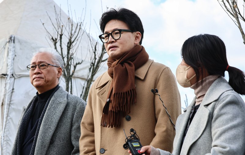 한동훈 국민의힘 전 대표가 9일 서울 여의도 국회 앞에서 열린 군인 재해보상법 개정 촉구 시위에 동참하고 있다. 2025.12.9/뉴스1 ⓒ News1 김도우 기자