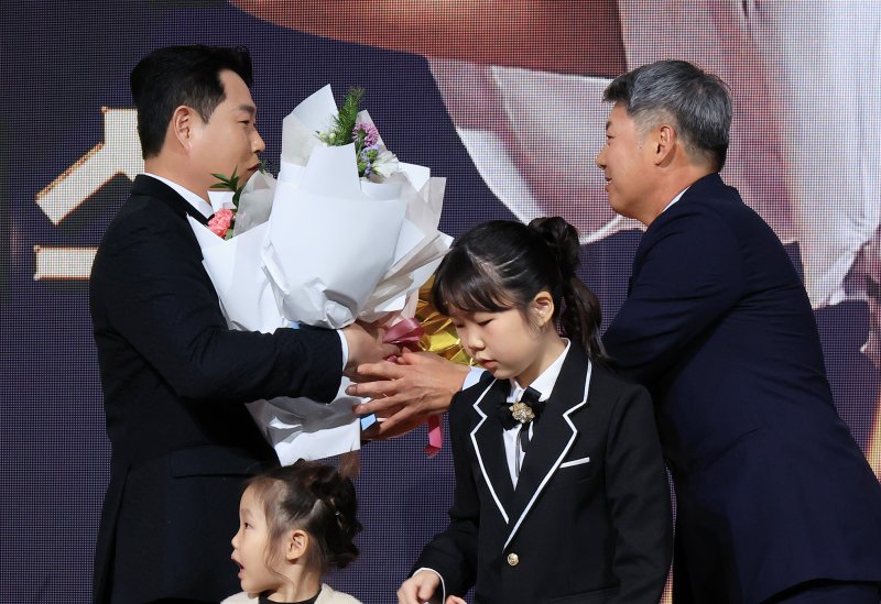 9일 오후 서울 송파구 롯데호텔 월드에서 열린 프로야구 2025 신한 SOL뱅크 골든글러브 시상식에서 포수 부문 골든글러브를 수상한 두산 양의지가 김원형 감독에게 꽃다발을 받고 있다. 2025.12.9/뉴스1 ⓒ News1 김진환 기자