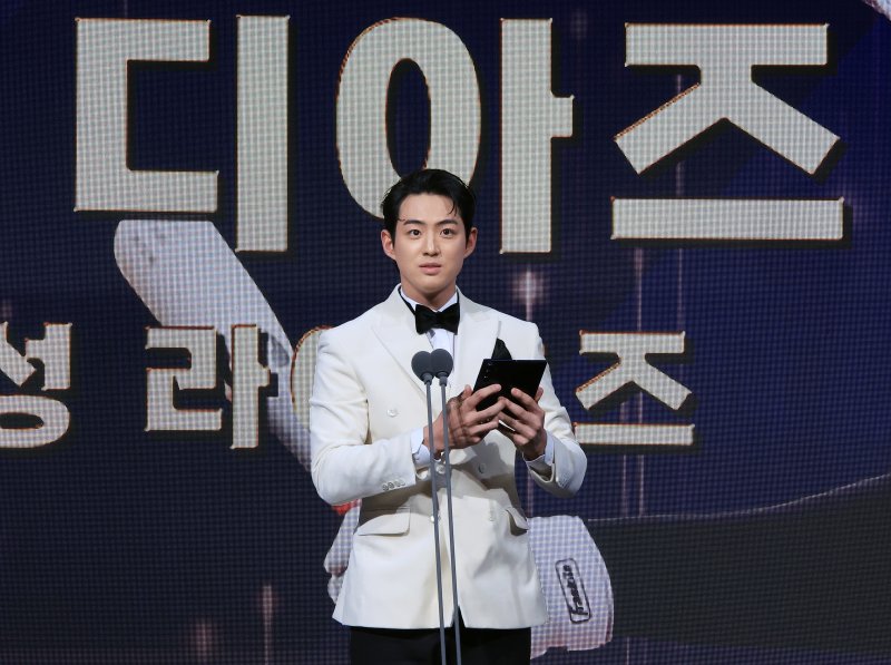 9일 오후 서울 송파구 롯데호텔 월드에서 열린 프로야구 2025 신한 SOL뱅크 골든글러브 시상식에서 1루수 부문 골든글러브를 수상한 삼성 르윈 디아즈를 대신해 주장 구자욱이 수상 소감을 말하고 있다. 2025.12.9/뉴스1 ⓒ News1 김진환 기자