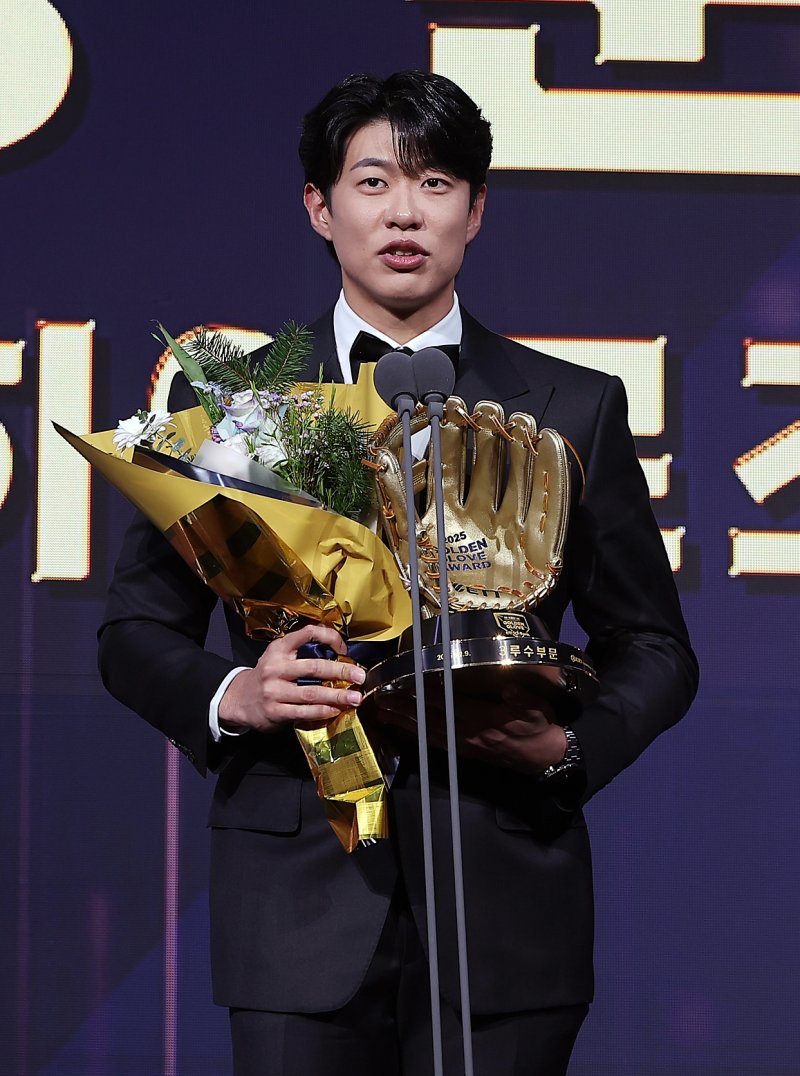 9일 오후 서울 송파구 롯데호텔 월드에서 열린 프로야구 2025 신한 SOL뱅크 골든글러브 시상식에서 3루수 부문 골든글러브를 수상한 키움 송성문이 소감을 말하고 있다. 2025.12.9/뉴스1 ⓒ News1 김진환 기자