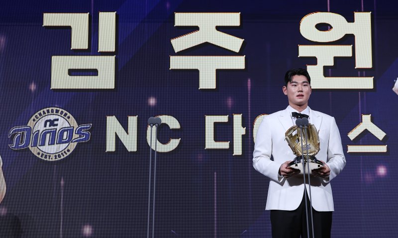 9일 오후 서울 송파구 롯데호텔 월드에서 열린 프로야구 2025 신한 SOL뱅크 골든글러브 시상식에서 유격수 부문 골든글러브를 수상한 NC 김주원이 수상 소감을 말하고 있다. 2025.12.9/뉴스1 ⓒ News1 김진환 기자