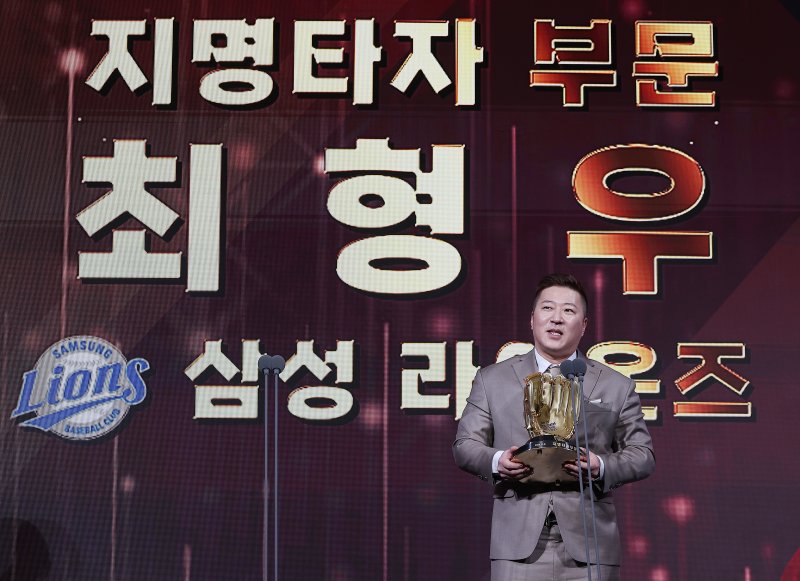 9일 오후 서울 송파구 롯데호텔 월드에서 열린 프로야구 2025 신한 SOL뱅크 골든글러브 시상식에서 지명타자 부문 골든글러브를 수상한 삼성 최형우가 수상 소감을 말하고 있다. 2025.12.9/뉴스1 ⓒ News1 김진환 기자