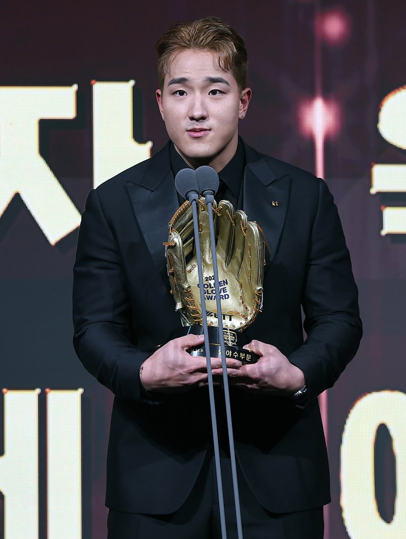 9일 오후 서울 송파구 롯데호텔 월드에서 열린 프로야구 2025 신한 SOL뱅크 골든글러브 시상식에서 외야수 부문 골든글러브를 수상한 KT 안현민이 수상 소감을 말하고 있다. 2025.12.9/뉴스1 ⓒ News1 김진환 기자