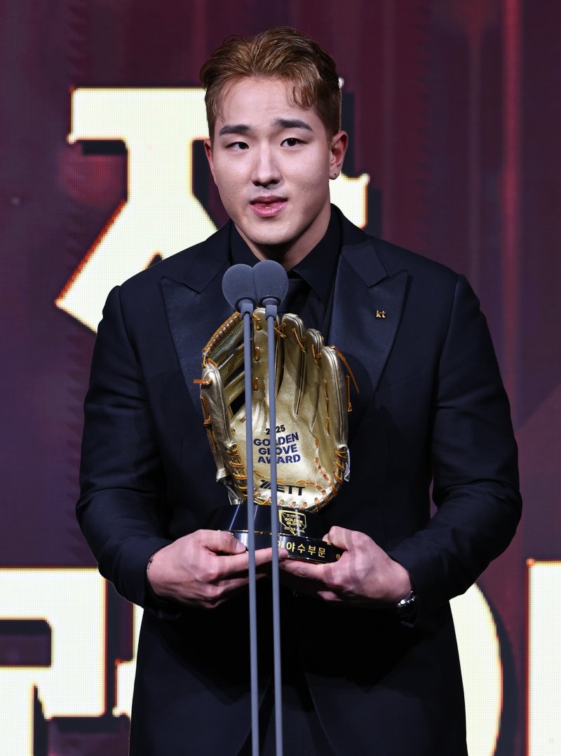 [서울=뉴시스] 최진석 기자 = kt 위즈 안현민이 9일 서울 송파구 롯데호텔 월드에서 열린 '2025 KBO 골든글러브 시상식'에서 외야수 골든글러브를 수상 후 소감을 밝히고 있다. 2025.12.09. myjs@newsis.com