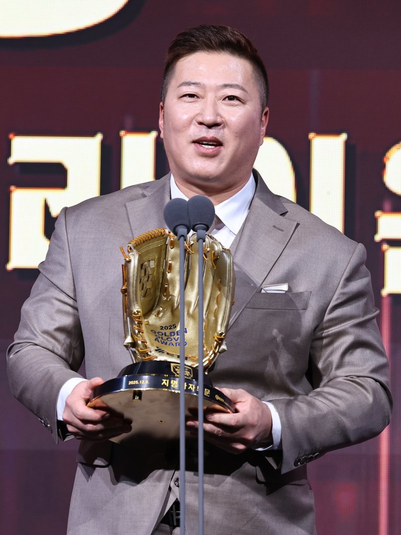 [서울=뉴시스] 최진석 기자 = 삼성 라이온즈 최형우가 9일 서울 송파구 롯데호텔 월드에서 열린 '2025 KBO 골든글러브 시상식'에서 골든글러브를 수상 후 소감을 밝히고 있다. 2025.12.09. myjs@newsis.com