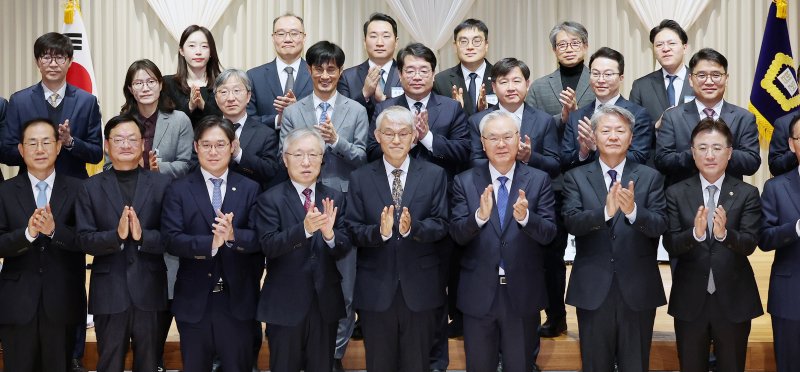 [서울=뉴시스] 조성우 기자 = 9일 오전 서울 서초구 서울법원종합청사 청심홀에서 열린 '국민을 위한 사법제도 개편' 공청회에서 천대엽(앞줄 왼쪽 다섯 번째부터) 법원행정처장과 김선수 전 대법관, 최봉경 한국법학교수회장, 이진수 법무부 차관 등 참석자들이 기념촬영을 하고 있다. 2025.12.09. xconfind@newsis.com