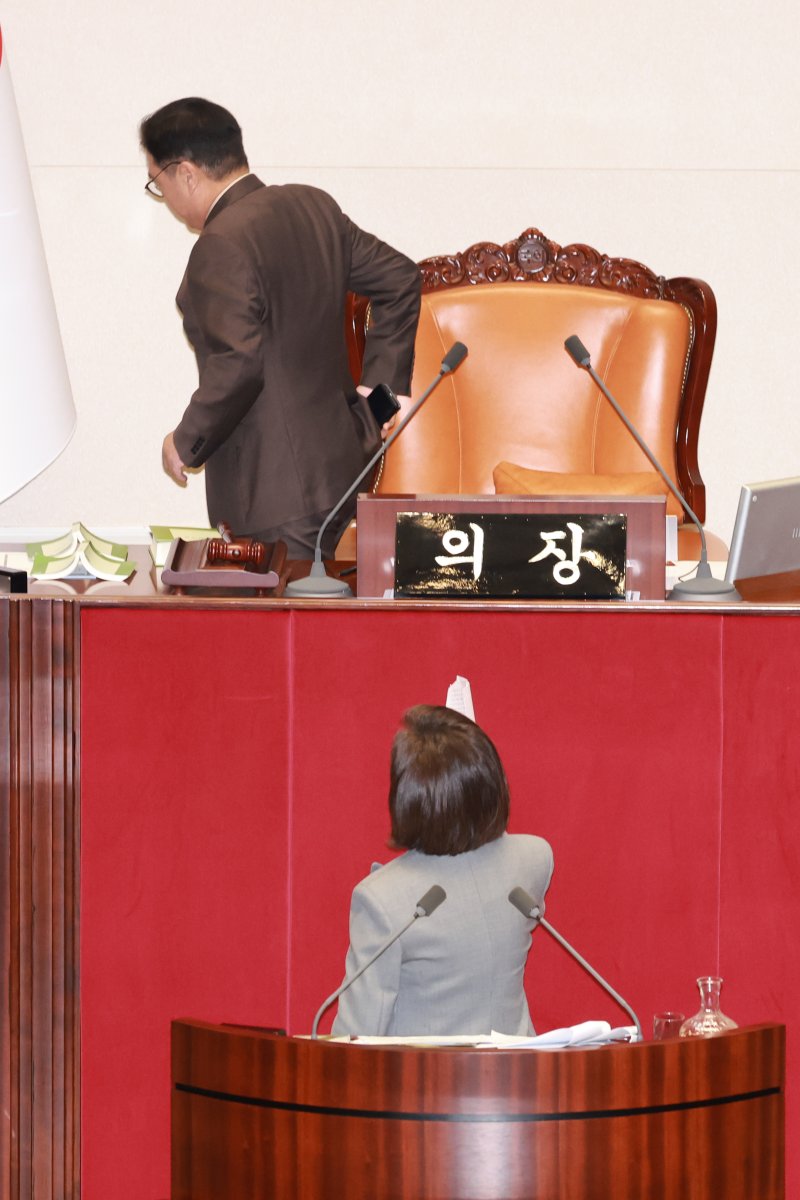 [서울=뉴시스] 고승민 기자 = 우원식 국회의장이 9일 서울 여의도 국회에서 열린 제429회국회(정기회) 제16차 본회의에서 나경원 국민의힘 의원의 필리버스터가 의제와는 상관없이 진행되자 본회의를 정회시킨 뒤 회의장을 나서고 있다. 2025.12.09. kkssmm99@newsis.com