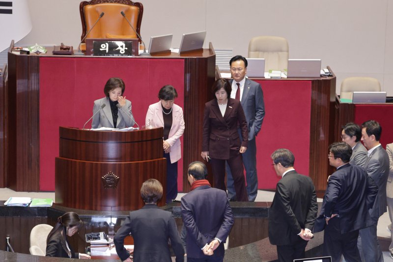 나경원 의원을 비롯한 국민의힘 의원들이 9일 서울 여의도 국회에서 열린 제429회국회(정기회) 제16차 본회의에서 무제한 토론(필리버스터) 중 우원식 의장이 정회를 선포하자 본회의장을 지키고 있다. 2025.12.9/뉴스1 ⓒ News1 신웅수 기자