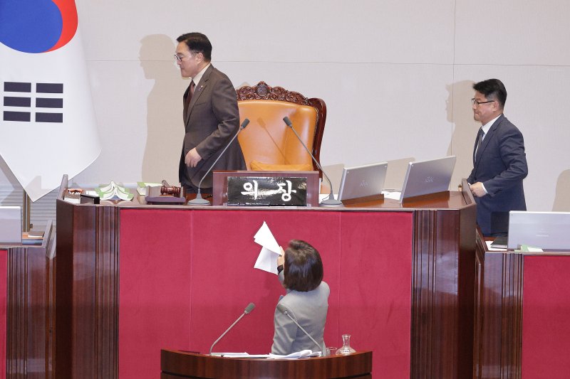 나경원 국민의힘 의원이 9일 서울 여의도 국회에서 열린 제429회국회(정기회) 제16차 본회의에서 무제한 토론(필리버스터) 중 우원식 의장이 정회를 선포하자 항의하고 있다. 2025.12.9/뉴스1 ⓒ News1 신웅수 기자