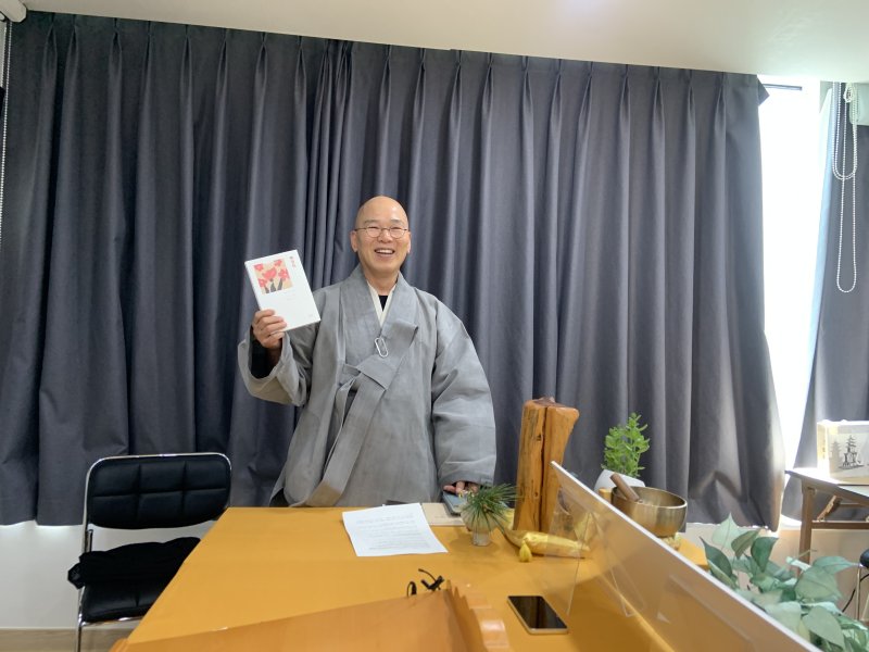 [서울=뉴시스] 9일 열린 서울 종로구 조계종출판사 '무언화' 출간 기자간담회에서 참석한 길상사 주지 덕조스님 (사진=조계종출판사 제공] 2025.12.09. photo@newsis.com *재판매 및 DB 금지