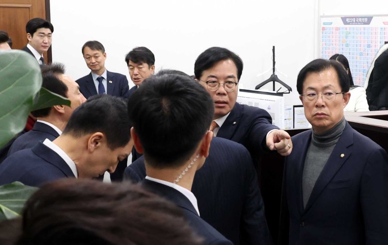 [서울=뉴시스] 조성봉 기자 = 송언석 국민의힘 원내대표와 중진의원들이 9일 오후 서울 여의도 국회에서 열린 제429회국회(정기회) 제16차 본회의 정회와 관련해 국회의장실을 항의방문하고 있다. 송 원내대표가 입장을 가로막은 비서진을 향해 고함을 지르고 있다. 2025.12.09. suncho21@newsis.com