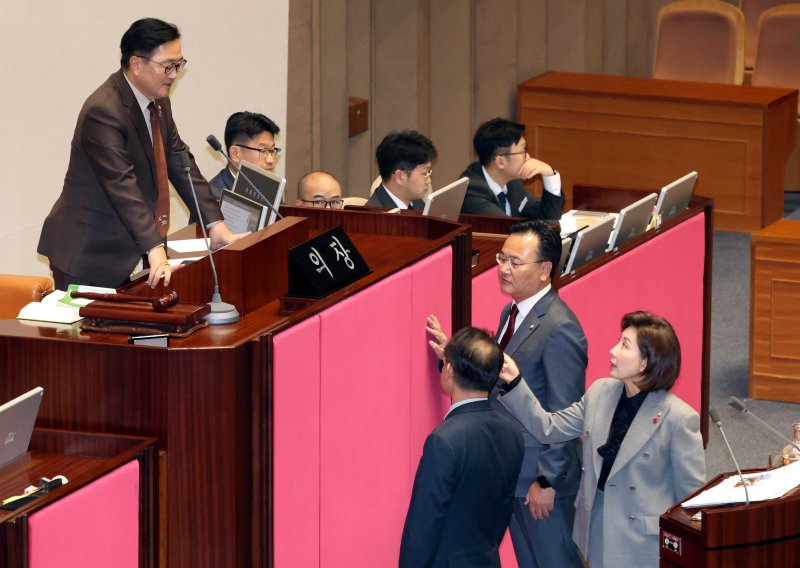 [서울=뉴시스] 조성봉 기자 = 우원식 국회의장이 9일 서울 여의도 국회에서 열린 제429회국회(정기회) 제16차 본회의에서 가맹사업거래의 공정화에 관한 법률 일부개정법률안에 대한 무제한 토론을 하는 나경원 국민의힘 의원과 대화를 하고 있다. 2025.12.09. suncho21@newsis.com