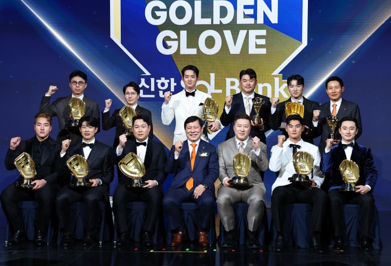 [서울=뉴시스] 최진석 기자 = 허구연 KBO 총재가 9일 서울 송파구 롯데호텔 월드에서 열린 '2025 KBO 골든글러브 시상식'에서 골든글러브 수상자와 대리수상자들과 기념촬영하고 있다. 왼쪽 위부터 시계방향 골든글러브 투수 코디 폰세 대리수상 한화 손혁 단장, 외야 빅터 레이예스 대리수상 롯데 박준혁 단장, 외야 구자욱, 특별상 페어플레이상 SSG 노경은, 골든포토상 LG 박해민, 감독상 LG 염경염 감독, 2루 LG 신민재, 유격수 NC 김주원, 지명타자 삼성 최형우, 허 KBO 총재, 포수 두산 양의지, 3루수 키움 송성문,