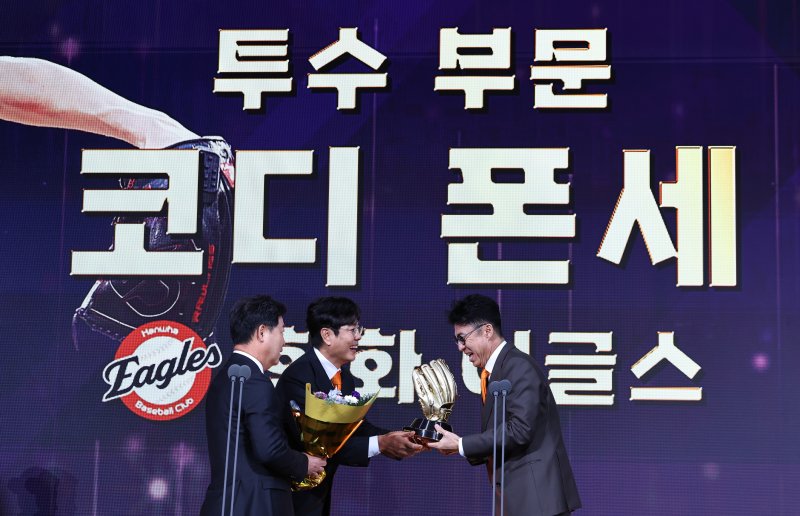 [서울=뉴시스] 최진석 기자 = 한화 이글스 손혁 단장이 9일 서울 송파구 롯데호텔 월드에서 열린 '2025 KBO 골든글러브 시상식'에서 코디 폰세의 투수 골든글러브를 대리 수상하고 있다. 2025.12.09. myjs@newsis.com