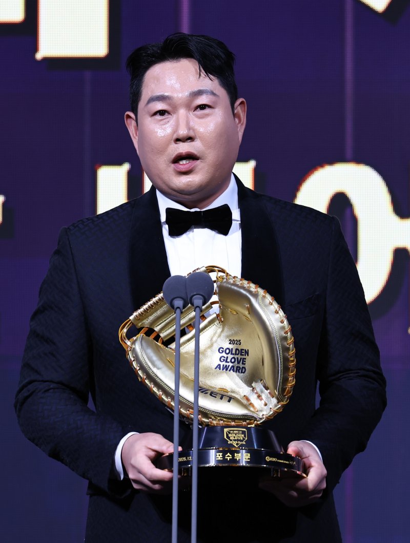 [서울=뉴시스] 최진석 기자 = 두산 양의지가 9일 서울 송파구 롯데호텔 월드에서 열린 '2025 KBO 골든글러브 시상식'에서 포수 골든글러브를 수상 후 소감을 밝히고 있다. 2025.12.09. myjs@newsis.com