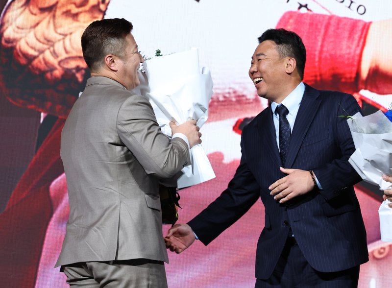 [서울=뉴시스] 최진석 기자 = 삼성 라이온즈 최형우가 9일 서울 송파구 롯데호텔 월드에서 열린 '2025 KBO 골든글러브 시상식'에서 지명타자 골든글러브를 수상하며 KIA 이범호 감독의 축하를 받고 있다. 2025.12.09. myjs@newsis.com