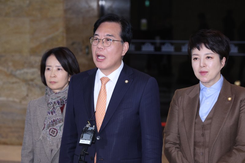 송언석 국민의힘 원내대표가 9일 서울 여의도 국회 로텐더홀에서 무제한 토론(필리버스터) 중 정회한 것과 관련한 입장을 밝히고 있다. 2025.12.9/뉴스1 ⓒ News1 신웅수 기자