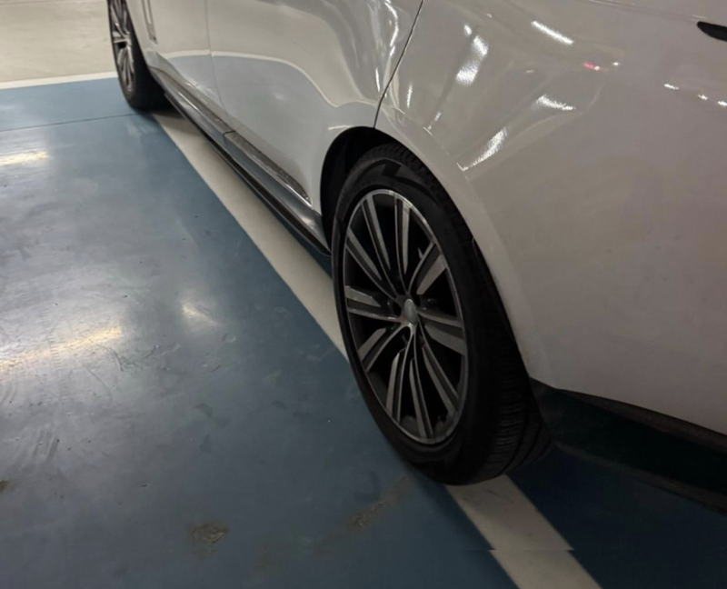 한 아파트 주민이 주차장에 상습적으로 주차선을 밟은 채 주차하는 차주의 잘못을 지적하는 글을 아파트 커뮤니티에 올렸다. 이후 해당 글엔 차주로 보이는 주민이 '가난하다'는 조롱섞인 댓글을 올리며 논란이 됐다. /사진=온라인 커뮤니티 캡처