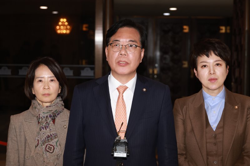 [서울=뉴시스] 고승민 기자 = 송언석 국민의힘 원내대표가 9일 서울 여의도 국회 로텐더홀에서 본회의 필리버스터와 정회 등 현안 관련 입장을 밝히고 있다. 2025.12.09. kkssmm99@newsis.com