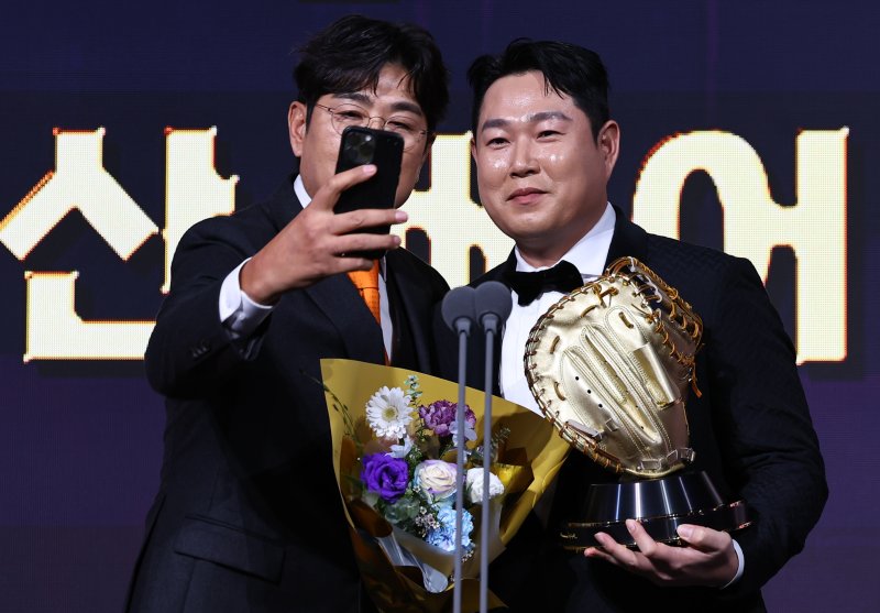 [서울=뉴시스] 최진석 기자 = 두산 양의지가 9일 서울 송파구 롯데호텔 월드에서 열린 '2025 KBO 골든글러브 시상식'에서 포수 골든글러브를 수상하며 정민철 해설위원과 기념촬영하고 있다. 2025.12.09. myjs@newsis.com
