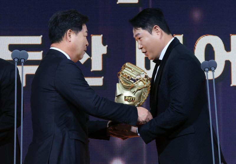 9일 오후 서울 송파구 롯데호텔 월드에서 열린 프로야구 2025 신한 SOL뱅크 골든글러브 시상식에서 포수 부문 골든글러브를 수상한 두산 양의지가 이만수 전 감독에게 트로피를 받고 있다. 2025.12.9/뉴스1 ⓒ News1 김진환 기자