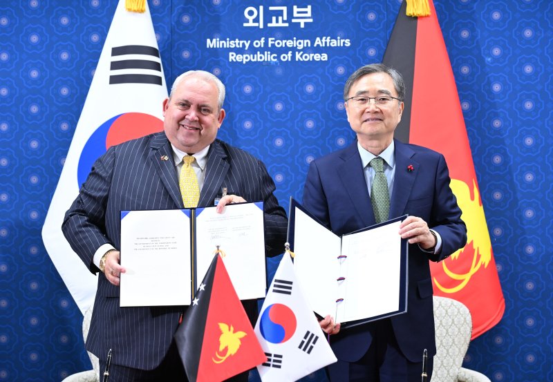 [서울=뉴시스] 한-파푸아뉴기니 무상원조 기본협정 서명. (사진=외교부 제공) 2025.12.09 *재판매 및 DB 금지