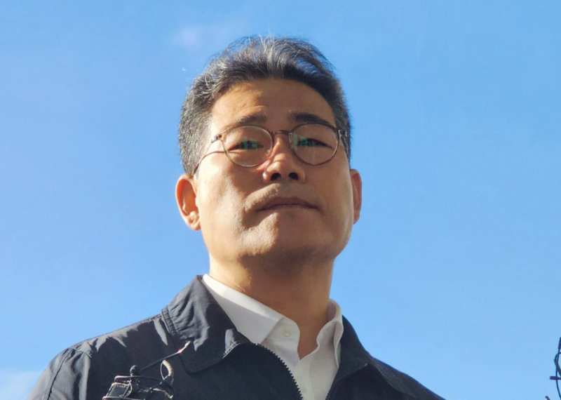 동부지검 마약 외압 수사 합수팀에 파견 지시를 받고 첫 출근한 백해룡 경정이 서울 동부지검에서 취재진 질문을 받고 있다. 2025.10.16/뉴스1 ⓒ News1 권진영 기자