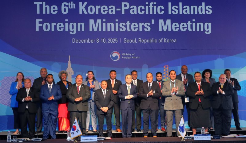 [서울=뉴시스] 김혜진 기자 = 조현 외교부장관을 비롯한 태평양도서국포럼(PIF) 회원국 수석대표 및 PIF 사무총장 등 참석자들이 9일 오전 서울 중구 더 플라자 호텔에서 열린 제6차 한·태평양도서국 외교장관회의에 앞서 기념 촬영을 하고 있다. 2025.12.09. jini@newsis.com