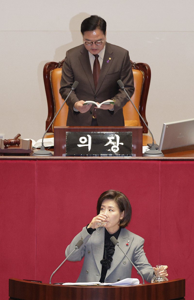 나경원 국민의힘 의원이 9일 서울 여의도 국회에서 열린 제429회국회(정기회) 제16차 본회의에서 가맹사업거래의 공정화에 관한 법률 일부개정법률안에 대한 무제한 토론(필리버스터)을 하는 가운데 우원식 의장이 국회법을 읽으며 발언을 제지하고 있다. 2025.12.9/뉴스1 ⓒ News1 신웅수 기자