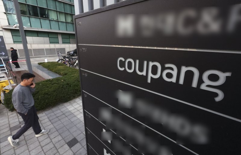 [서울=뉴시스] 김근수 기자 = 쿠팡이 개인정보 유출 사고와 관련해 경찰이 압수수색을 진행한 9일 오후 서울 송파구 쿠팡 본사 모습이 보이고 있다. 2025.12.09. ks@newsis.com