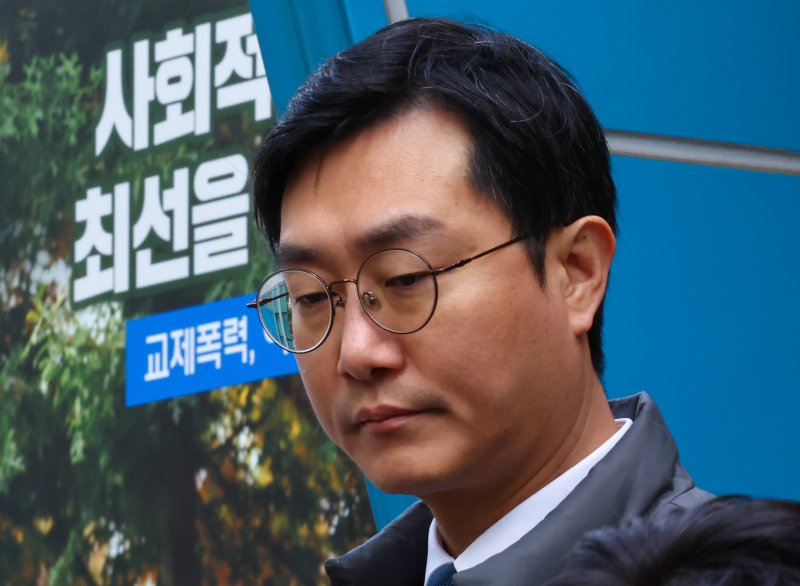 [서울=뉴시스] 최진석 기자 = 장경태 더불어민주당 의원이 2일 오전 종로구 서울경찰청 민원실 앞에서 자신을 성추행 의혹으로 고발한 고소인을 무고 및 폭행 등으로 고소·고발장 제출 후 생각에 잠겨 있다. 2025.12.02. myjs@newsis.com