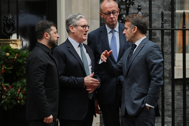 [AP/뉴시스] 8일 런던 영국 총리 관저 앞에서 젤렌스키 우크라이나 대통령, 스타머 영국 총리, 메르츠 독일 총리 및 마크롱 프랑스 대통령이 이야기하고 있다