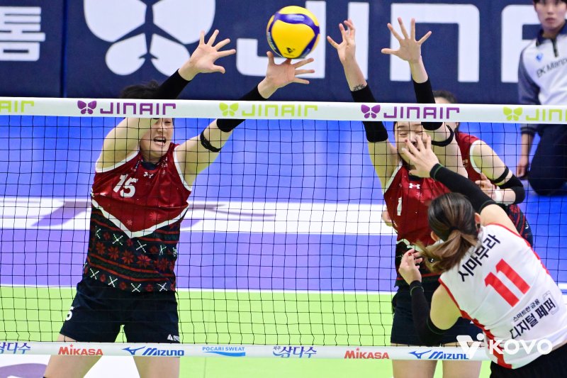 현대건설 김희진(왼쪽)이 9일 열린 페퍼저축은행전에서 상대 공격을 가로 막고 있다. (KOVO 제공)