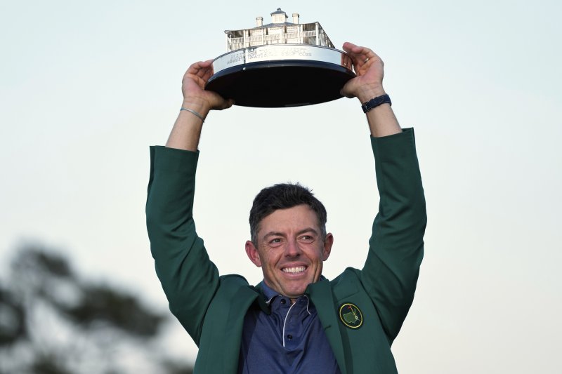 [오거스타=AP/뉴시스] 13일(현지 시간) 미 조지아주 오거스타 내셔널 골프클럽에서 열린 제89회 마스터스 토너먼트에서 우승한 로리 매킬로이(북아일랜드)가 트로피를 들어올리고 있다. 매킬로이는 최종 합계 11언더파 277타로 저스틴 로즈(영국)와 동타를 이뤄 연장 끝에 정상에 올라 커리어 '그랜드 슬램'을 달성했다. 2025.04.14.