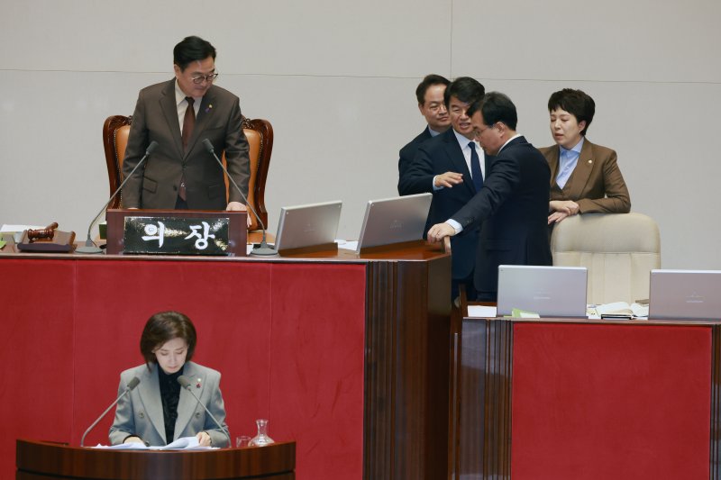 [서울=뉴시스] 고승민 기자 = 송언석 국민의힘 원내대표가 9일 서울 여의도 국회에서 열린 제429회국회(정기회) 제16차 본회의에서 나경원 의원의 필리버스터 도중 의제와는 상관없는 발언으로 인해 마이크 전원이 꺼지자 우원식 의장에게 항의하고 있다. 025.12.09. kkssmm99@newsis.com