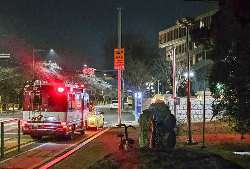 [서울=뉴시스] 한재혁 기자 = 9일 서울 영등포구 국회 담장에서 발생한 화재현장 소방차가 출동해 있다. 2025.12.09. saebyeok@newsis.com